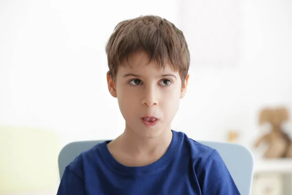 Lindo niño sobre fondo borroso —  Fotos de Stock