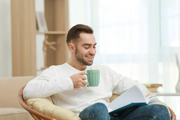 Joven leyendo libro — Foto de Stock