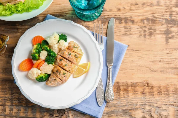 Assiette avec une poitrine de poulet savoureuse — Photo