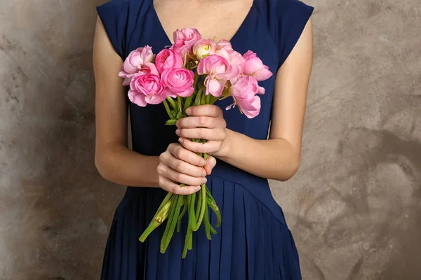 Femme tenant beau bouquet — Photo