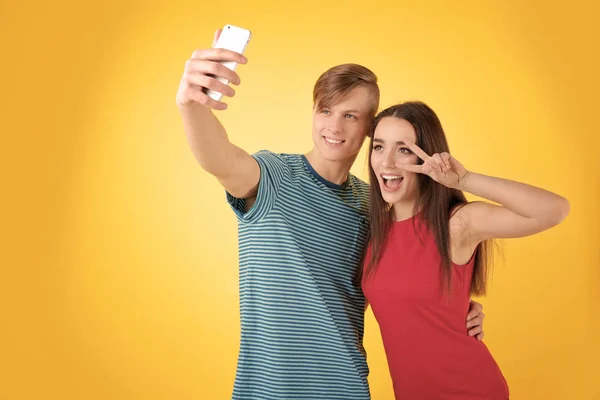 Feliz joven pareja tomando selfie —  Fotos de Stock