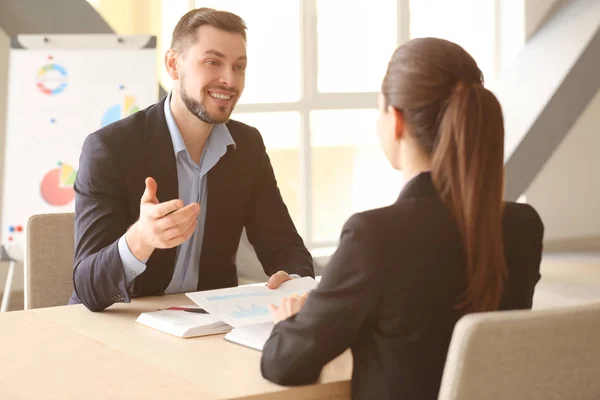 Manager diskutieren Themen — Stockfoto