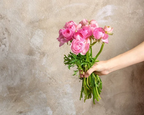 Main féminine tenant bouquet de fleurs — Photo