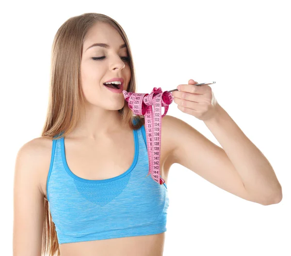 Concepto de dieta. Joven hermosa mujer con cinta métrica en tenedor — Foto de Stock