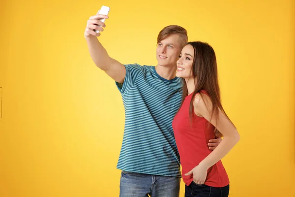 Felice giovane coppia prendendo selfie — Foto Stock
