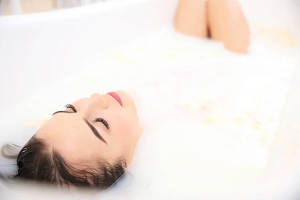 Mujer joven tomando baño — Foto de Stock