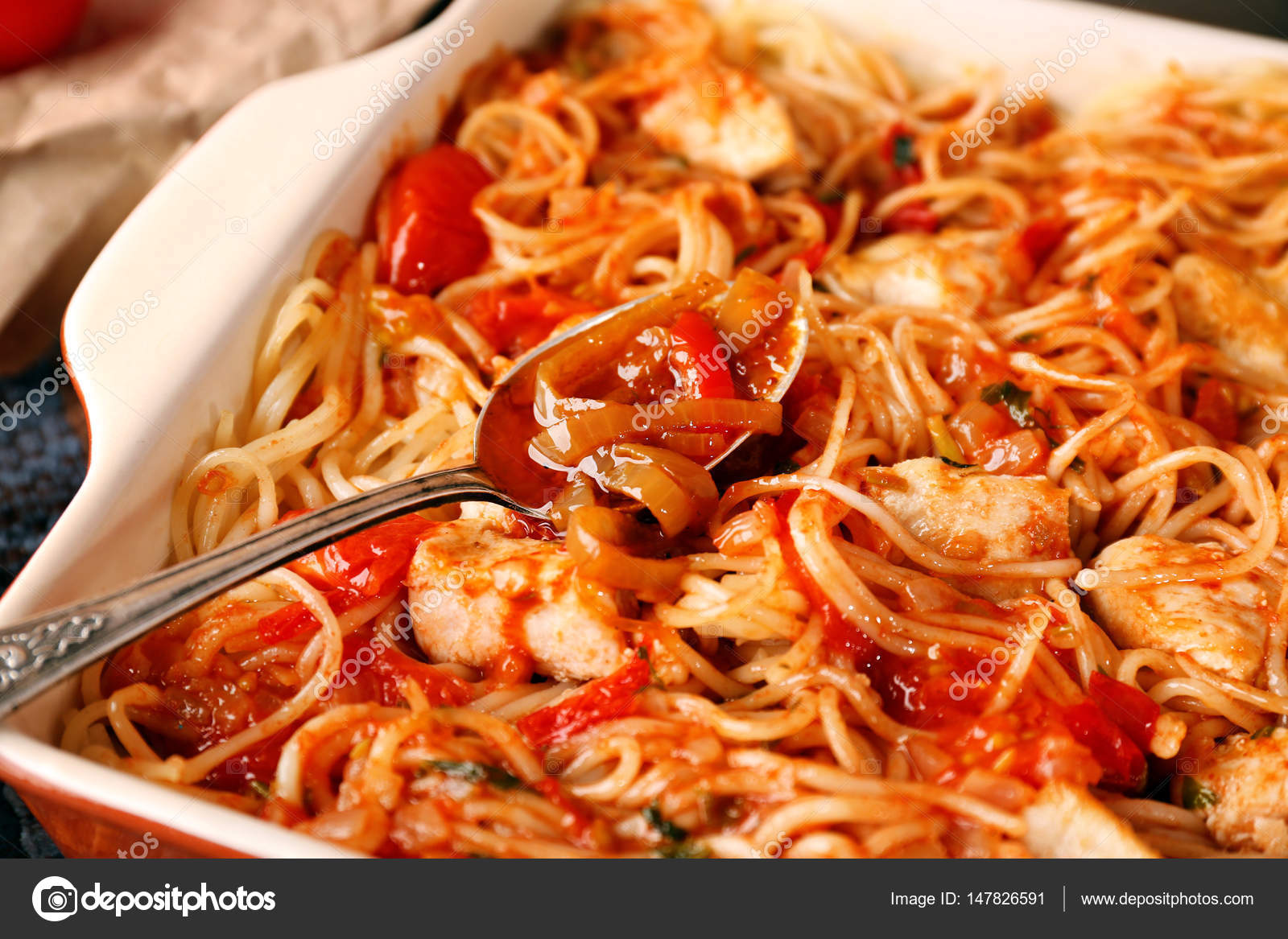 Spaghetti de poulet à la sauce tomate image libre de droit par