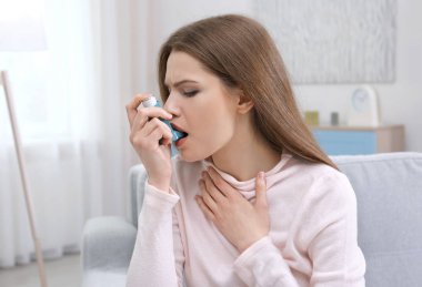 astım inhaler kullanan kadın 