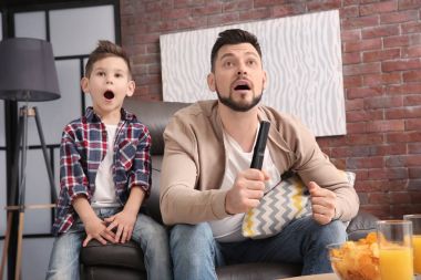 Baba ve oğul tv izlerken 