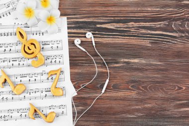 Müzik sayfaları ve spa malzemeleri ahşap arka plan üzerinde kompozisyon