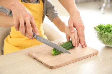 Baba ve oğul evde yemek