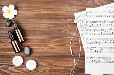 Müzik sayfaları ve spa malzemeleri ahşap arka plan üzerinde kompozisyon