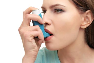  astım inhaler kullanan kadın