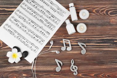 Müzik sayfaları ve spa malzemeleri ahşap arka plan üzerinde kompozisyon