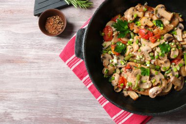 Pan ile lezzetli tavuk marsala