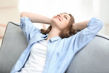 Kadın evinde dinleniyor.