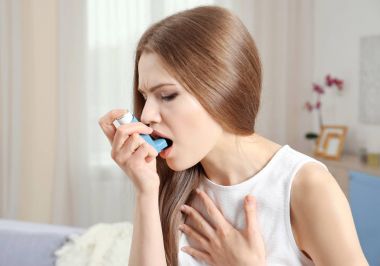 astım inhaler kullanan kadın 