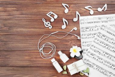 Müzik sayfaları ve spa malzemeleri ahşap arka plan üzerinde kompozisyon
