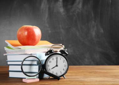 kitap ve çalar saat 