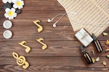 Müzik sayfaları ve spa malzemeleri ahşap arka plan üzerinde kompozisyon