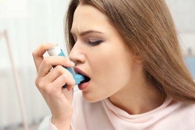 astım inhaler kullanan kadın 