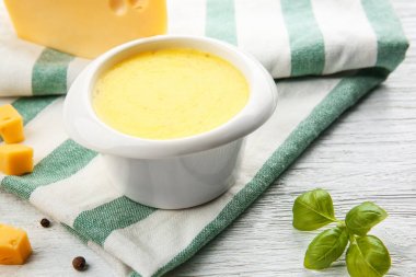 Kase krem peynir ve çizgili peçete 