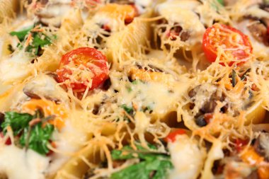 Rendelenmiş peynir altında doldurulmuş makarna