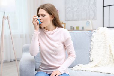 astım inhaler kullanan kadın 