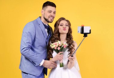 Mutlu evlilik çift renk arka plan üzerinde selfie yapma
