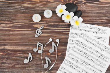 Müzik sayfaları ve spa malzemeleri ahşap arka plan üzerinde kompozisyon