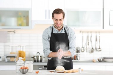 Adam makarna hazırlama  