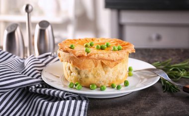 Lezzetli tavuk pot pasta yeşil bezelye ile 