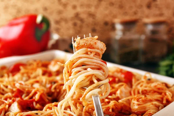 Widelec z kurczaka pyszne spaghetti — Zdjęcie stockowe