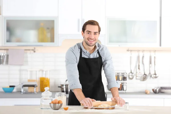 Uomo che prepara la pasta — Foto Stock