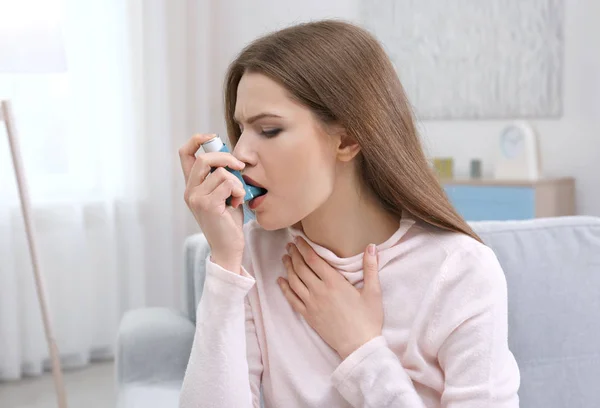 Γυναίκα συσκευή εισπνοής άσθμα χρήση — Φωτογραφία Αρχείου
