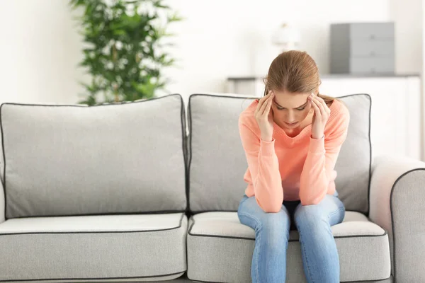 Schöne junge Frau leidet zu Hause unter Kopfschmerzen — Stockfoto