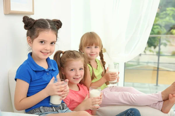 Drei Kleine Mädchen Sitzen Sessel Mit Milchgläsern — Stockfoto