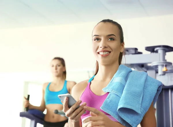 Mujer Joven Con Teléfono Gimnasio — Foto de Stock