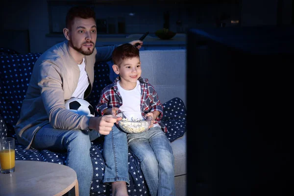 Vader en zoon tv kijken — Stockfoto