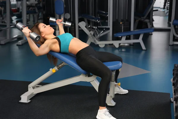 Vrouw opleiding in een sportschool — Stockfoto