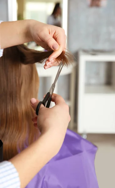 Schattig klein meisje in de kapsalon — Stockfoto