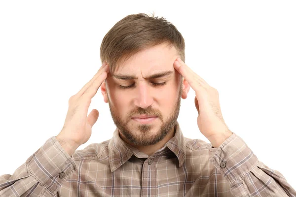 Mladý muž trpí bolestí hlavy na bílém pozadí — Stock fotografie