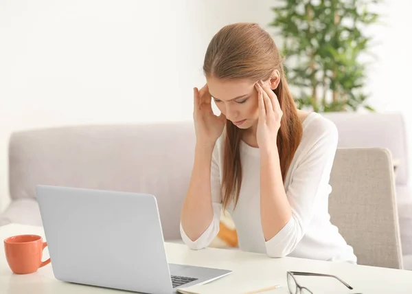 Belle jeune femme souffrant de maux de tête tout en travaillant au bureau — Photo