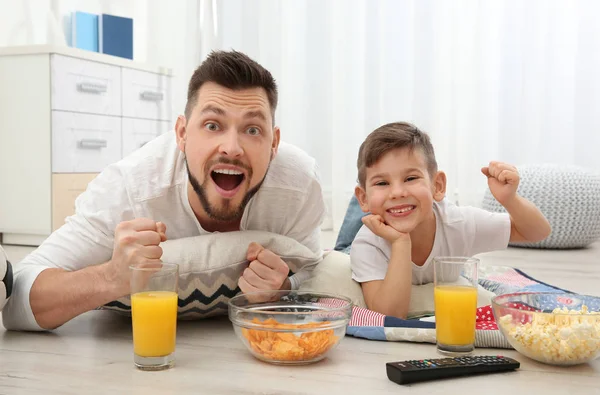 Pai e filho assistindo tv — Fotografia de Stock