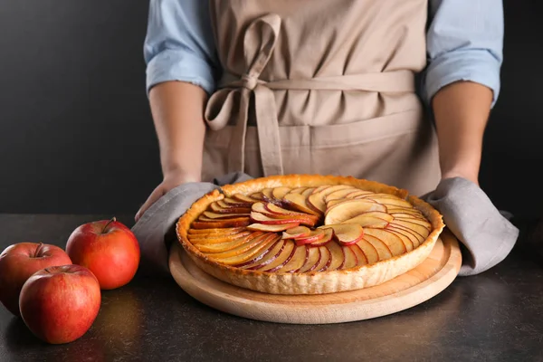 Mulher colocando torta de maçã — Fotografia de Stock