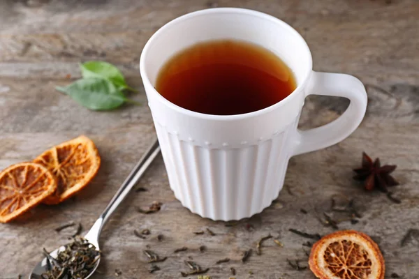 Tasse aromatischer Tee mit getrockneten Zitronenscheiben — Stockfoto