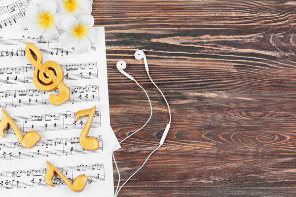 Состав музыкальных листов и спа-принадлежностей на деревянном фоне
