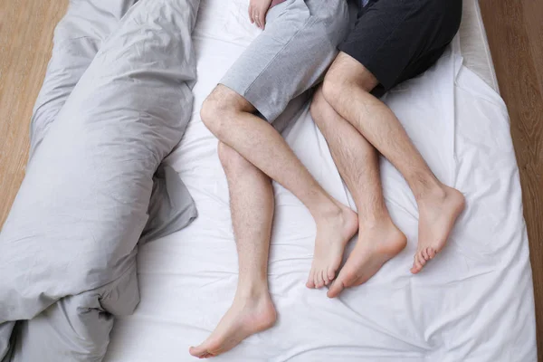 Coppia sdraiata a letto — Foto Stock