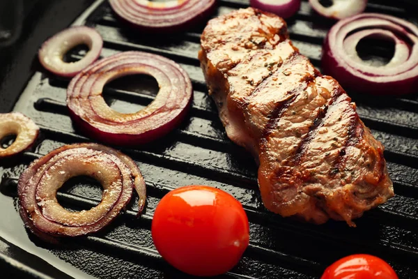 Příprava steak s kroužky cibule a rajčat — Stock fotografie