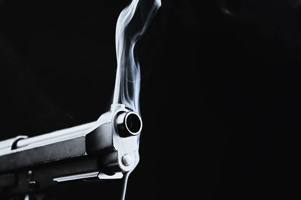 Pistola humeante en negro — Foto de Stock